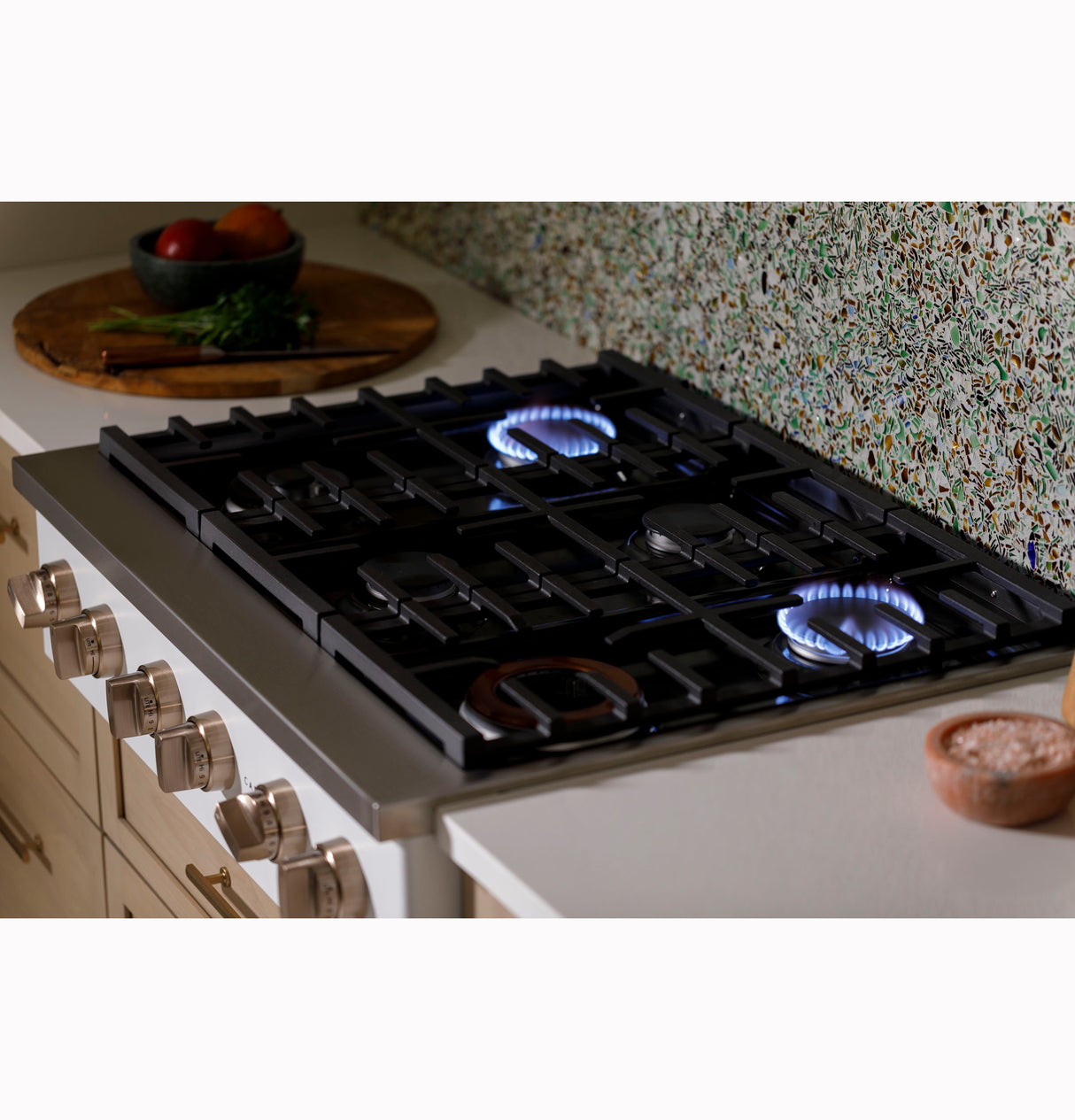 Caf(eback)(TM) 36" Commercial-Style Gas Rangetop with 6 Burners (Natural Gas) - (CGU366P2TS1)