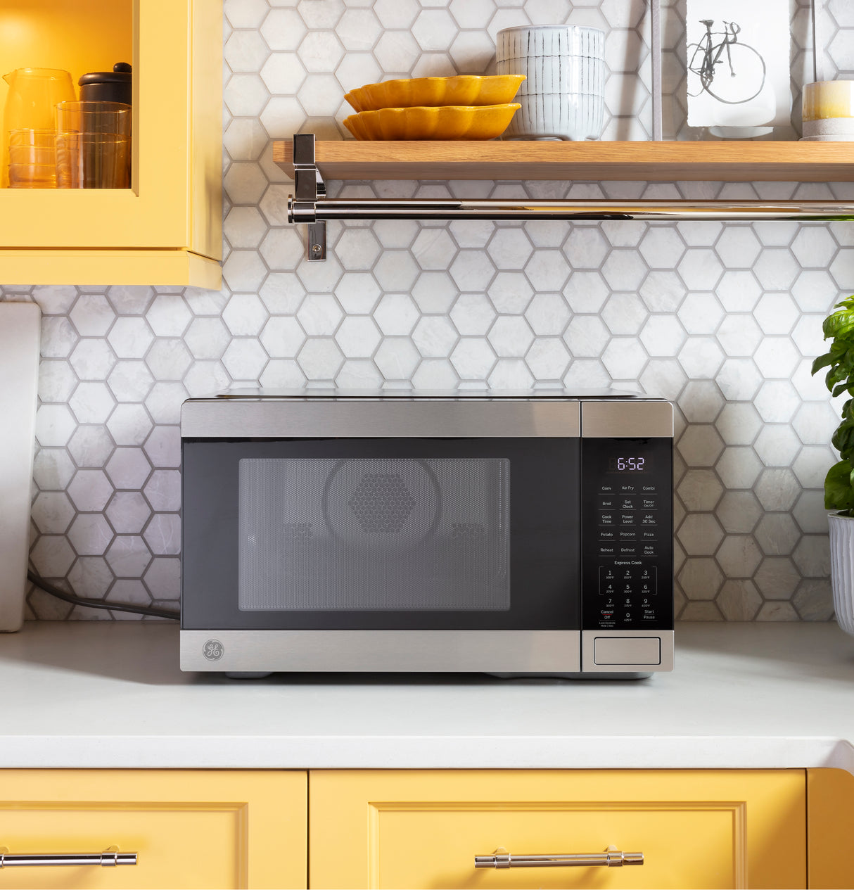 GE(R) 1.0 Cu. Ft. Capacity Countertop Convection Microwave Oven with Air Fry - (JES1109RRSS)